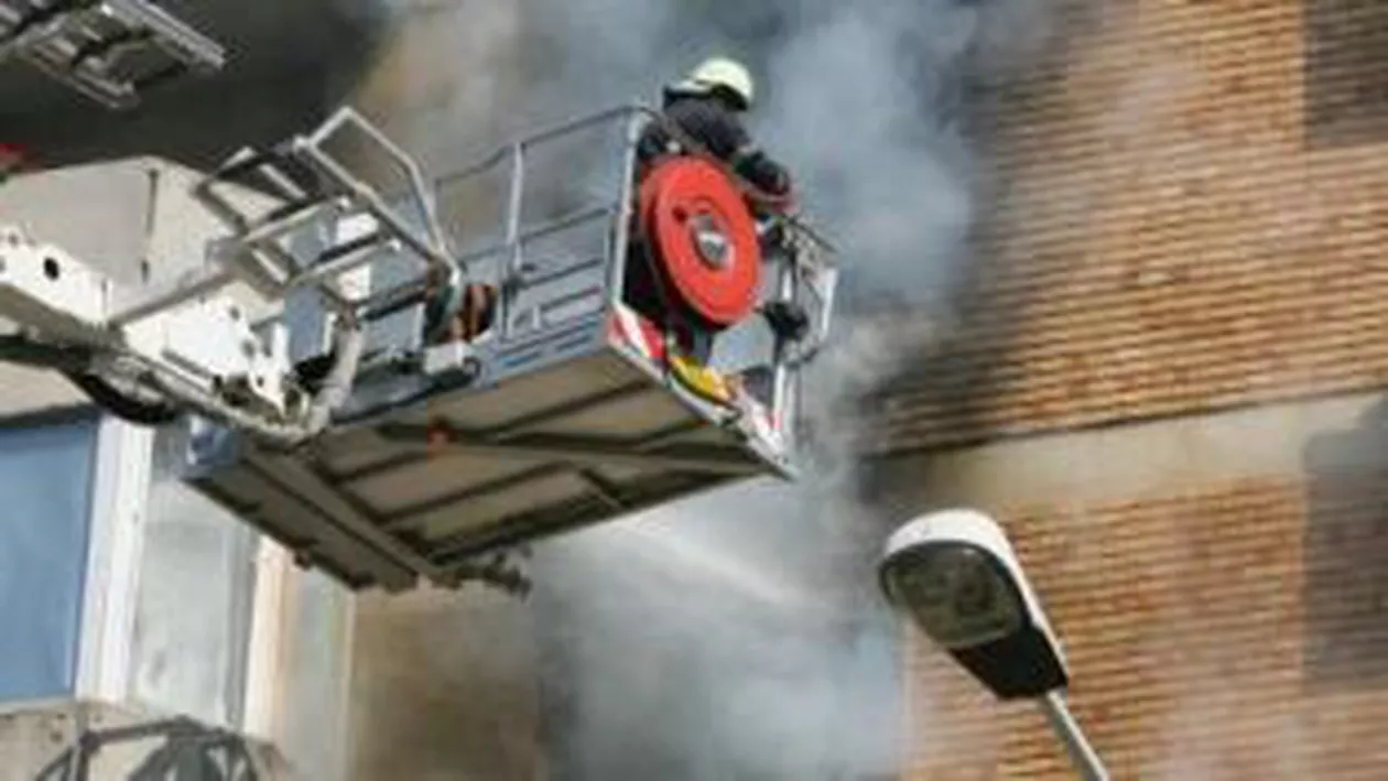 Sibiu: Un incendiu a cuprins un bloc de locuințe. Peste 20 de familii au fost evacuate
