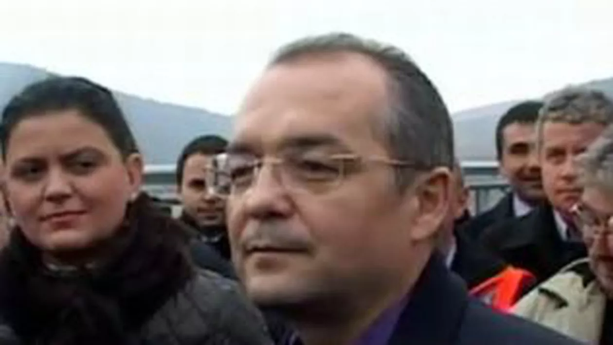 Emil Boc i-a cinstit cu bere pe muncitorii care au lucrat la centura ocolitoare a municipiului Cluj