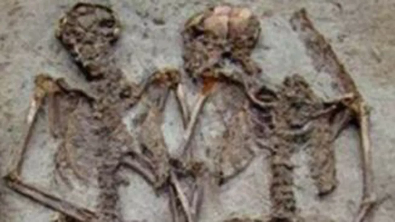 Scheletele a doi îndrăgostiți care au trăit în urmă cu 1.500 de ani și au fost îngropați ținându-se de mână, descoperite în Italia (FOTO)