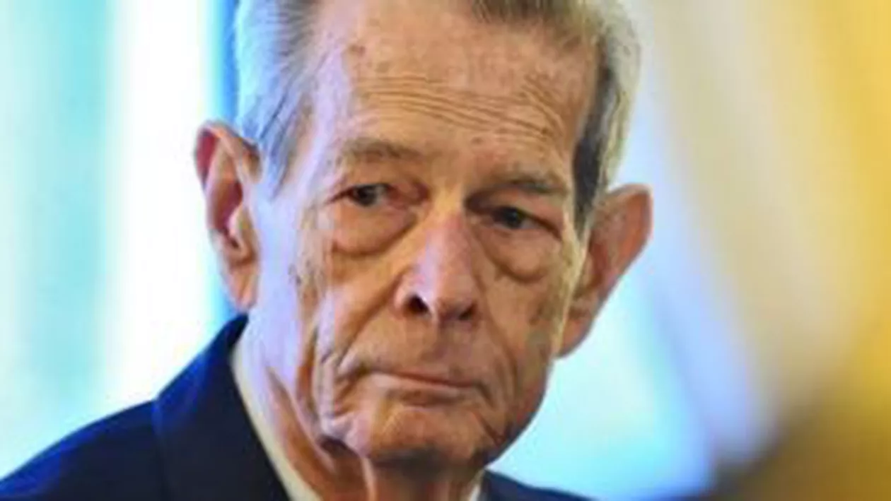 Regele Mihai, decorat cu Colanul Camerei Deputaților și aplaudat îndelung la ședința din Parlament