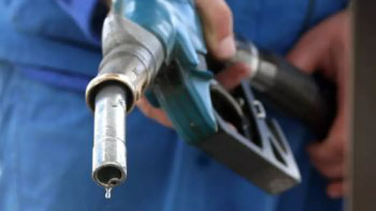 Benzina se ieftinește, motorina rămâne la același preț. VEZI modificările operate de companiile petroliere
