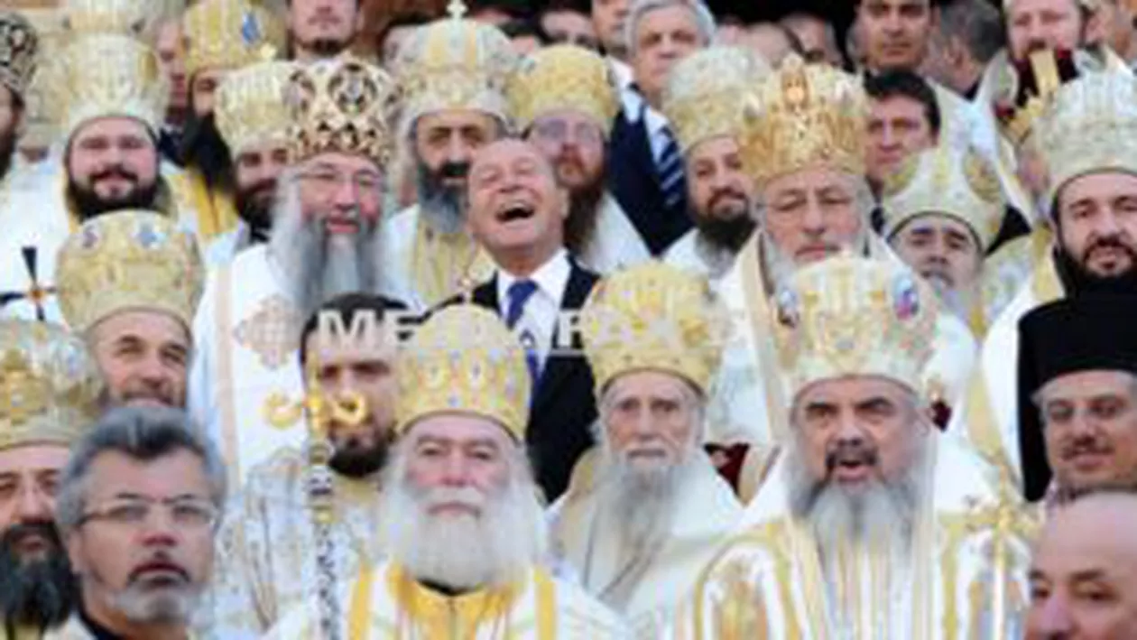 Imaginea anului în România: Traian Băsescu, surprins în mijlocul fețelor bisericești (FOTO)