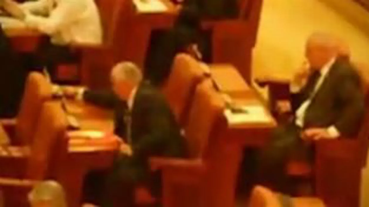 Parlamentarii lovesc din nou: Trei deputați, prinși în timp ce votau în locul colegilor absenți