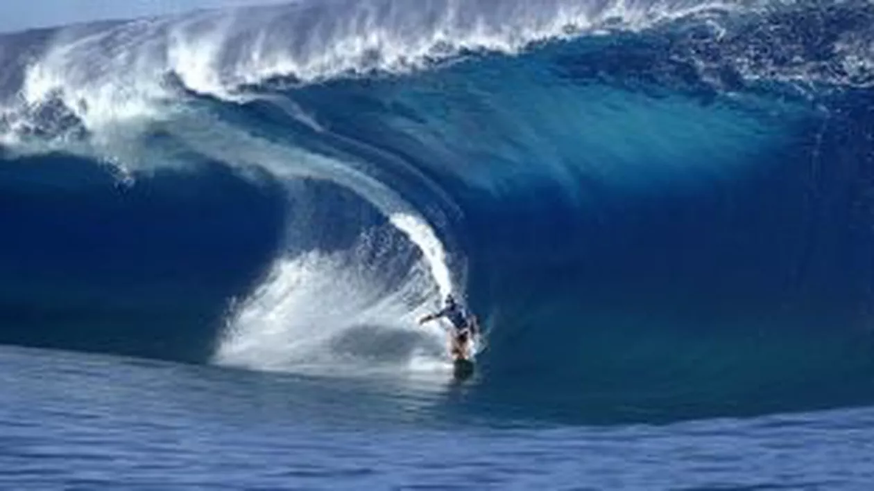 Record la surf: A "urcat" pe un val de aproape 30 de metri (VIDEO)
