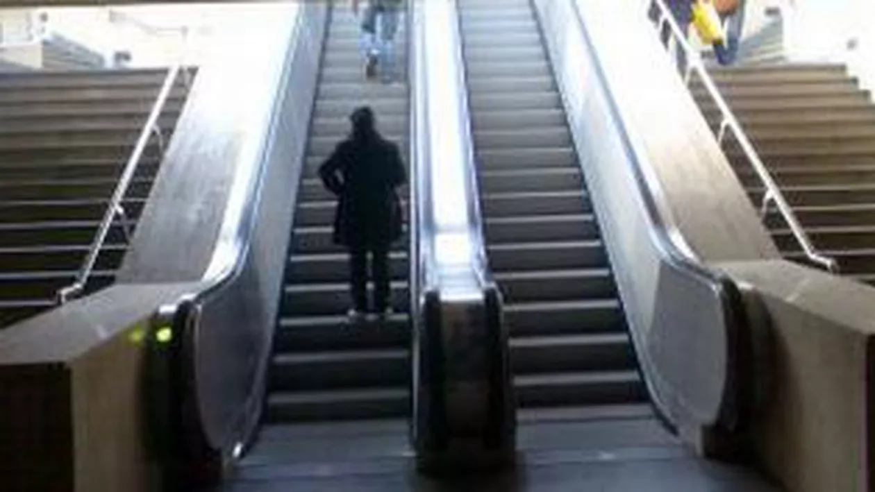 Scările rulante de la stația de metrou Universitate, repornite în urma unor întrebări din partea Avocatului Poporului