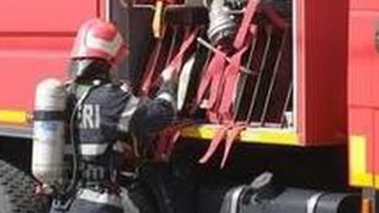 București: Două depozite de pe Calea Giulești au fost cuprinse de flăcări