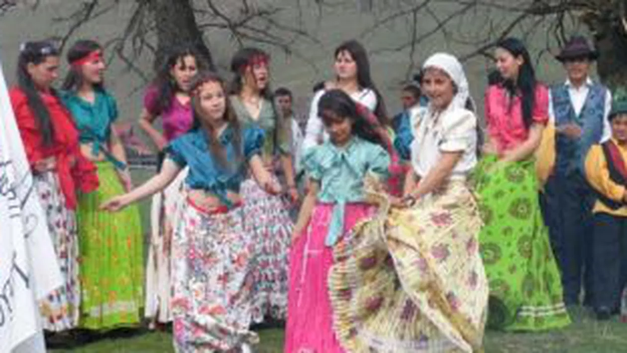 Gorj: Logodnă între o fetiță de 12 ani și un tânăr de 19 ani de etnie romă. Protecția Copilului monitorizează cazul