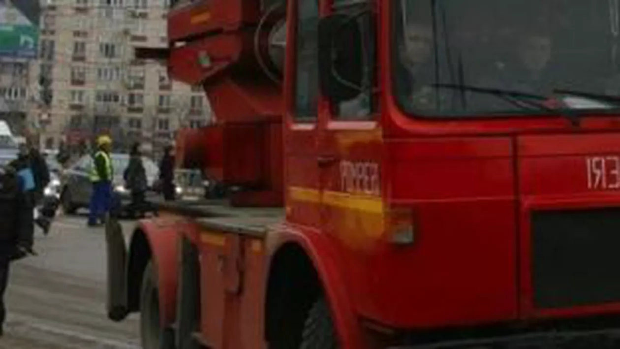 Giurgiu: Un bărbat în scaun cu rotile, dus la spital după ce s-a intoxicat cu fum în urma unui incendiu