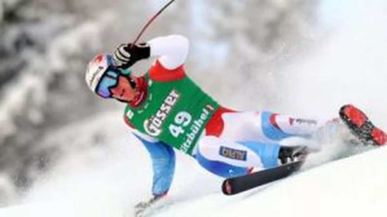 Un cerb taie calea unui schior în timpul unei coborâri de slalom (VIDEO)