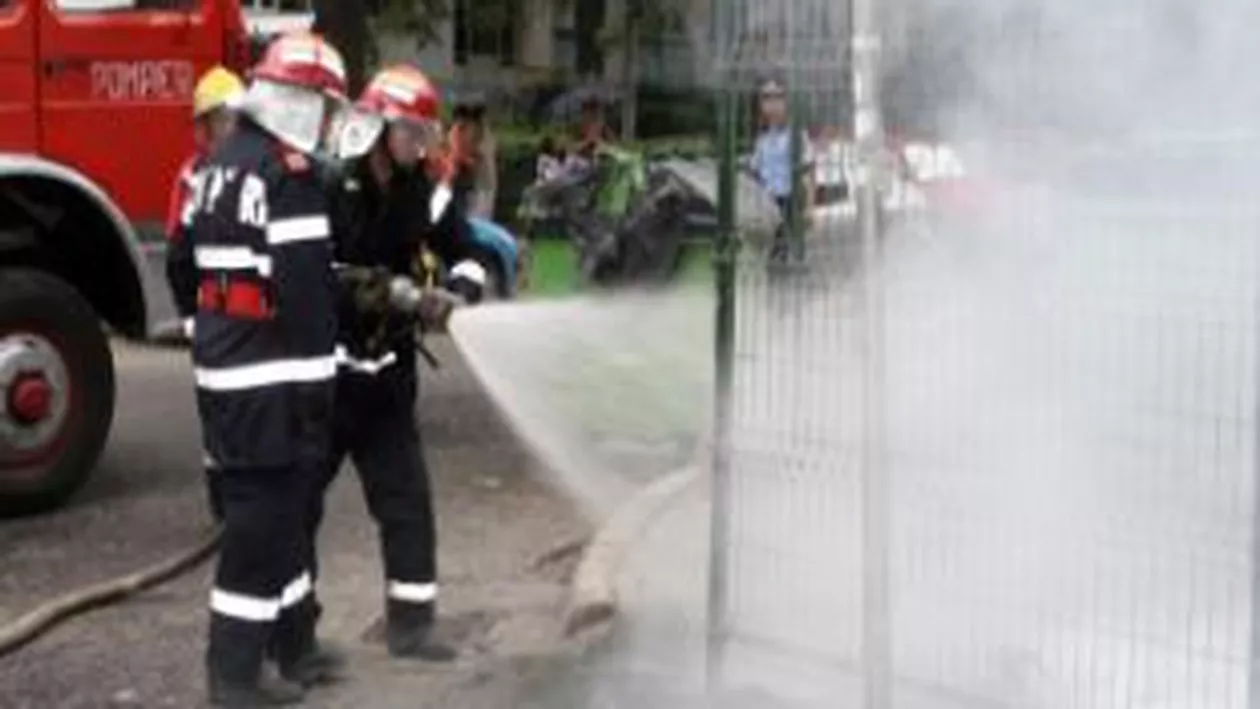 Incendiu la o clădire improvizată din Capitală: 7 autospeciale au intervenit pentru stingerea flăcărilor