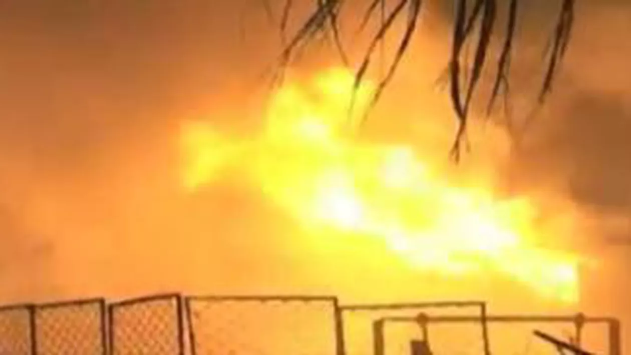 Incendiu de proporții la Constanța: Trei case și mai multe anexe au ars din temelii