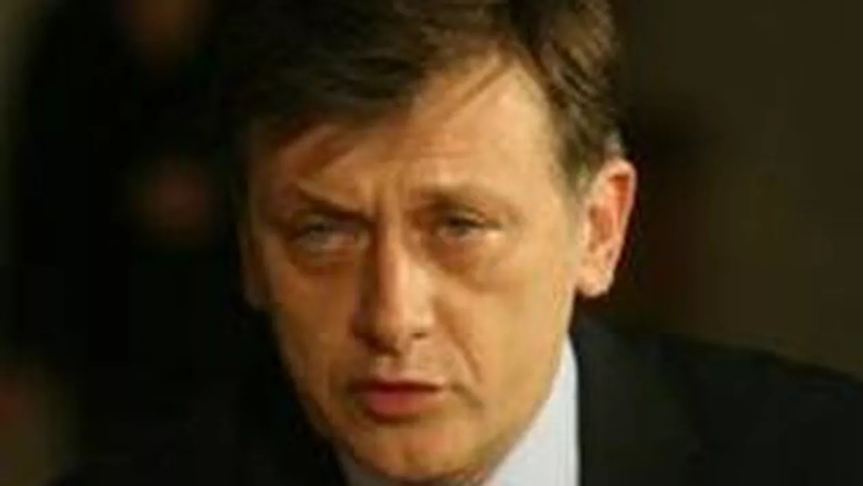 Crin Antonescu: România este condusă de către doi comuniști, Traian Băsescu și Emil Boc