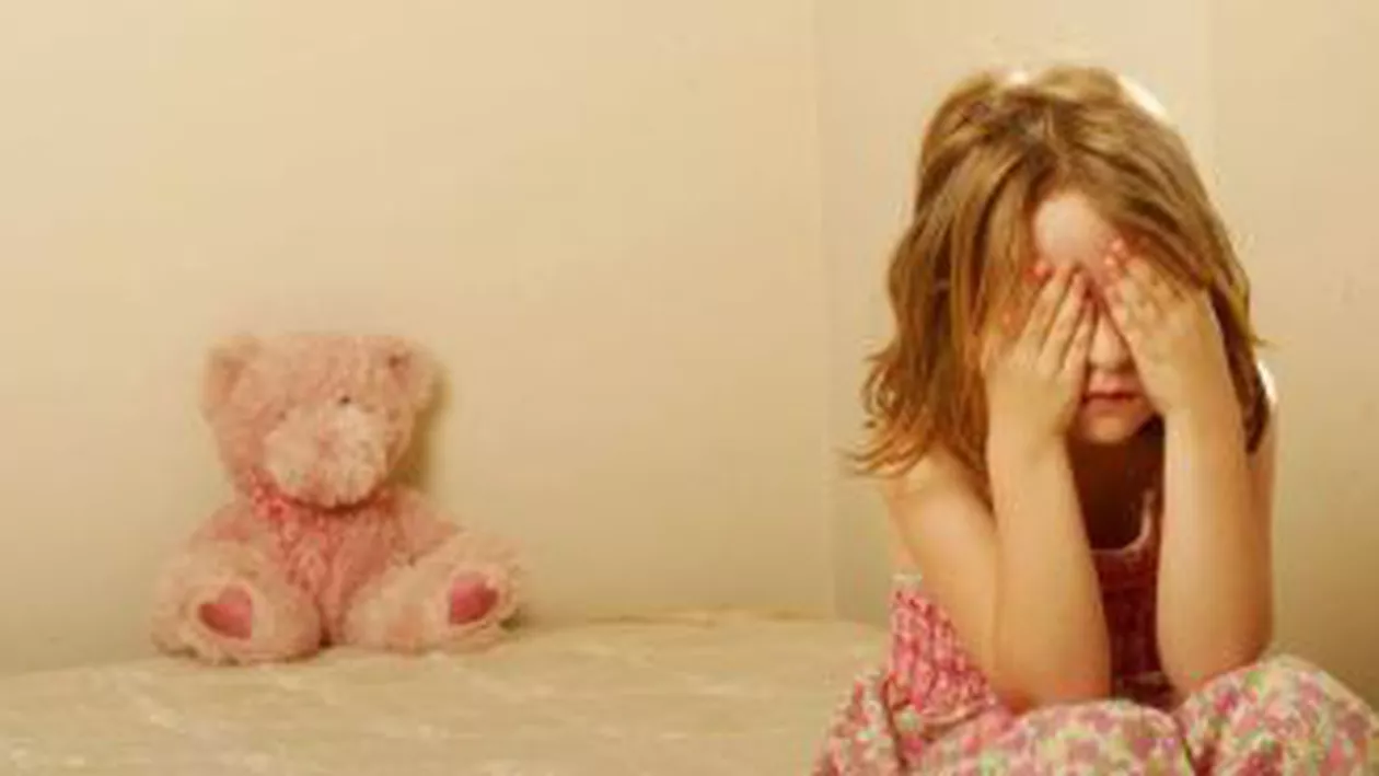 Legea împotriva persoanelor care abuzează sexual minori, adoptată tacit. Pedofilii, castrați chimic și urmăriți prin satelit