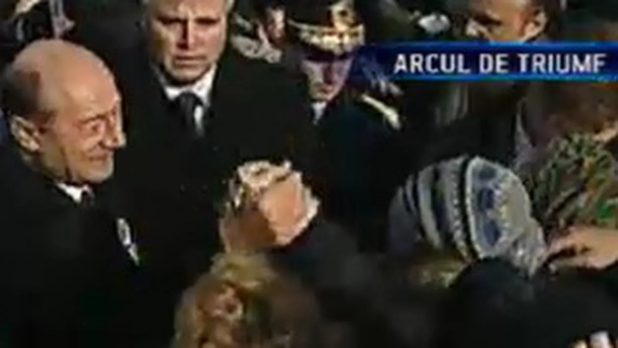 Traian Băsescu, baie de mulţime de Ziua Națională: E un moment aproape la fel de greu ca acum 93 de ani