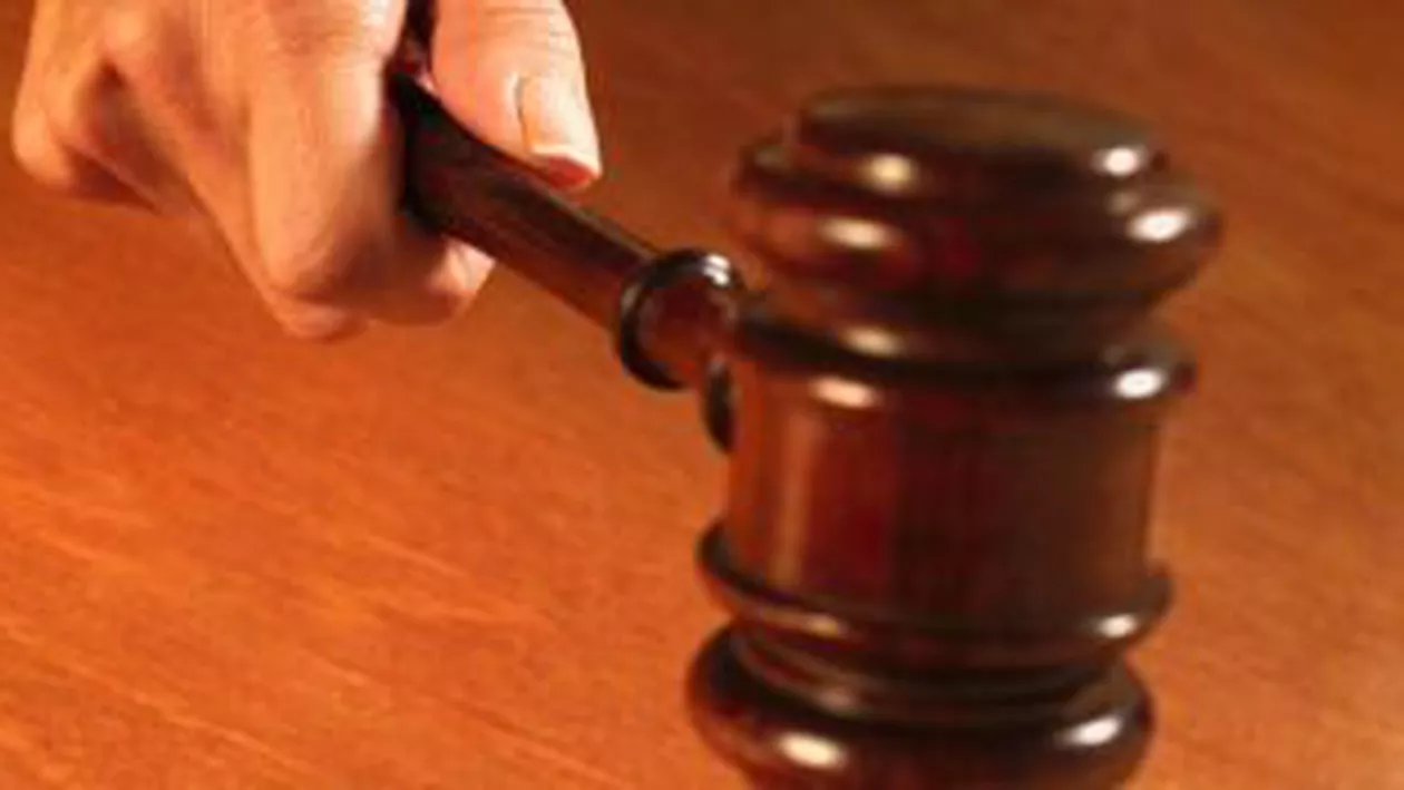 Tulcea: Un bărbat care și-a băgat în comă copilul de 7 luni după ce l-a lovit cu capul de pat a fost trimis în judecată