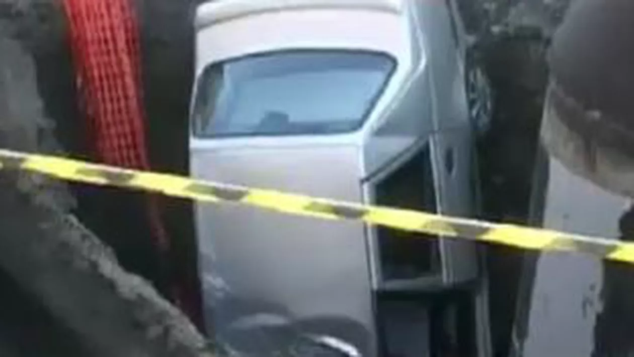Mediaș: Un bărbat a scăpat nevătămat după ce a căzut cu maşina într-o groapă adâncă de patru metri
