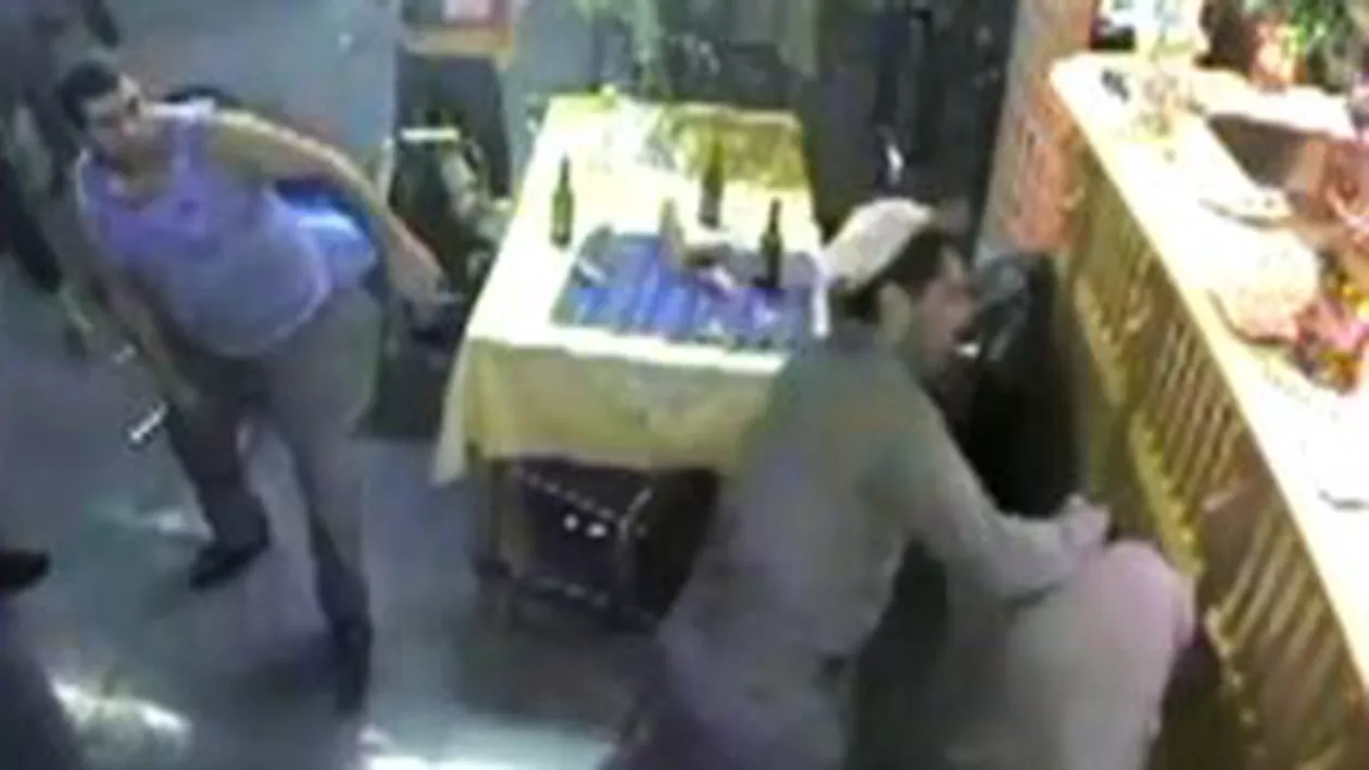 Poliţist la spital, după ce a fost lovit cu o sticlă în cap într-un bar din Vrancea (VIDEO)