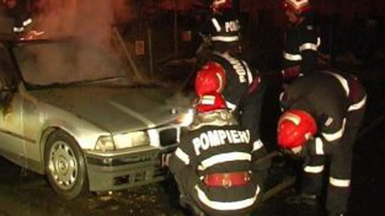 Târgu Jiu: Două mașini, cuprinse de flăcări în centrul orașului