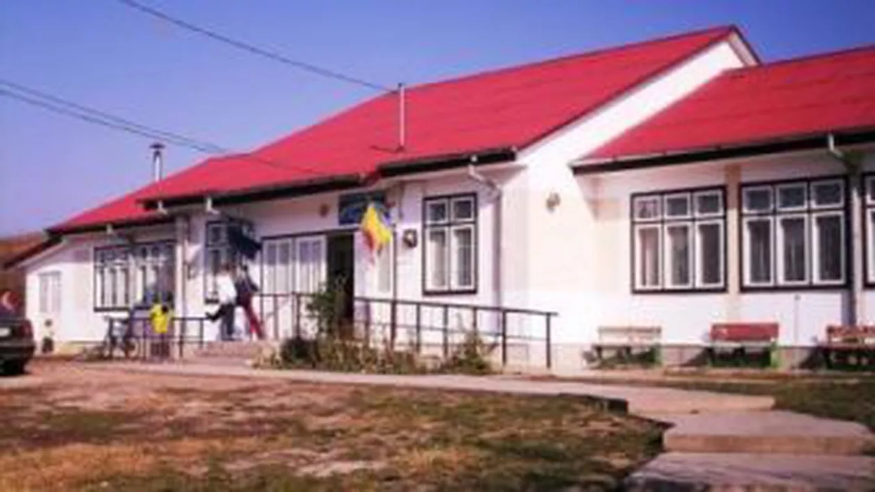 Nou caz șocant în învățământ: Un profesor, acuzat că a pipăit elevele pe sâni