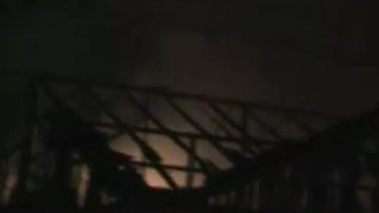 Incendiu de proporții la Bistrița: Trei case au fost cuprinse de flăcări după ce focul a izbucnit la o anexă din apropiere