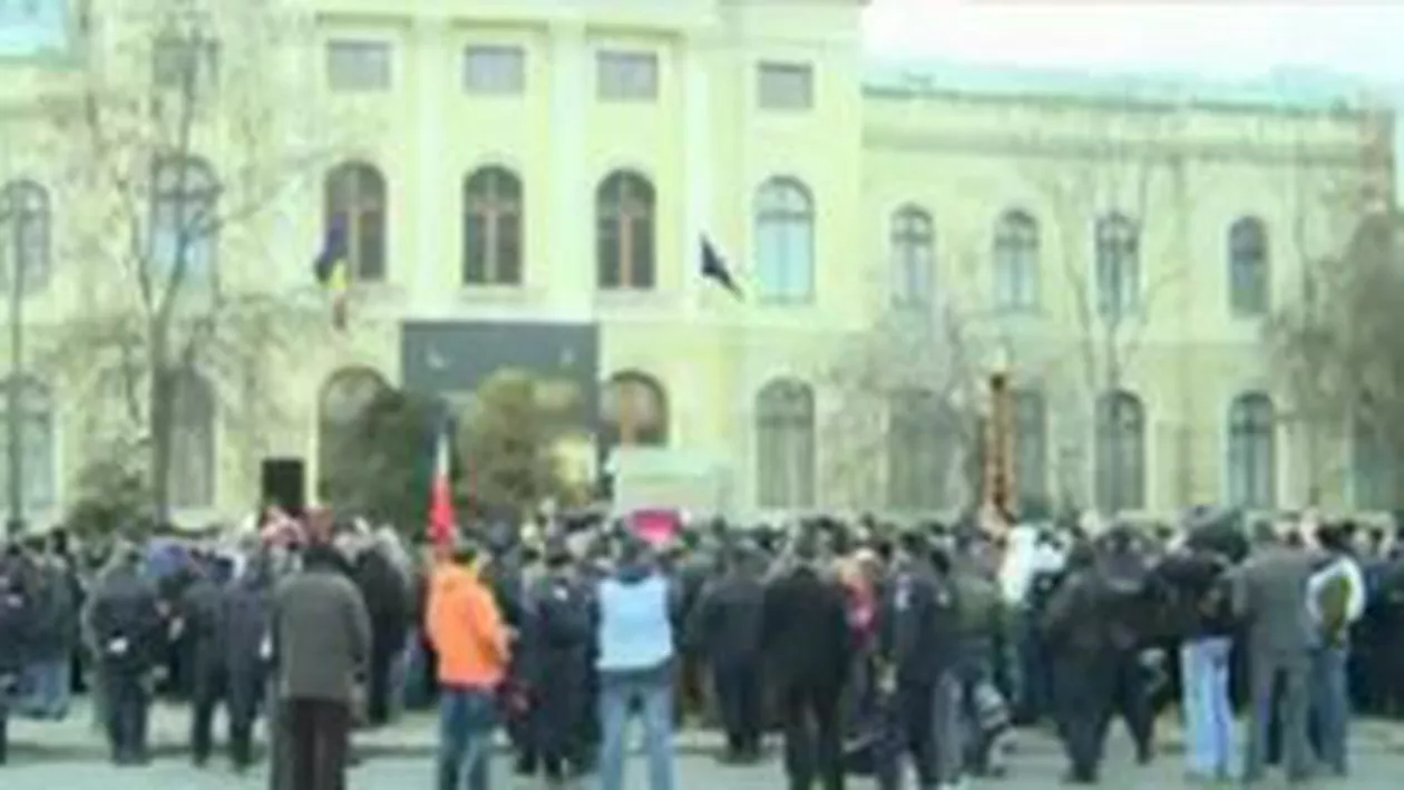 Protest în Piața Victoriei: Peste 100 de revoluționari s-au îmbrâncit cu forțele de ordine