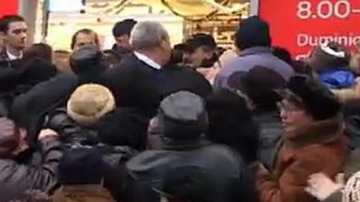 Din ciclul „iubim reducerile”: Sute de gălățeni s-au călcat în picioare pentru a prinde portocale la 1 leu (VIDEO)