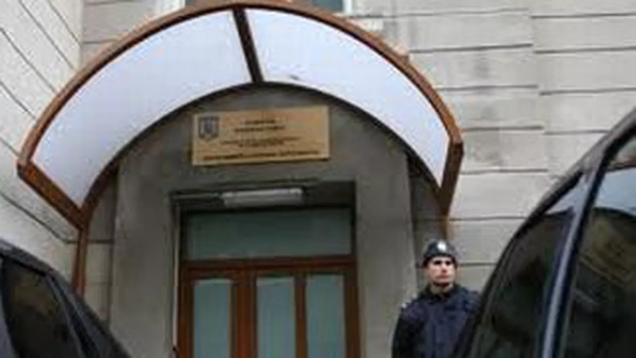 Un funcţionar de la Primăria Sectorului 6 şi un angajat al Apa Nova, trimişi în judecată pentru luare de mită