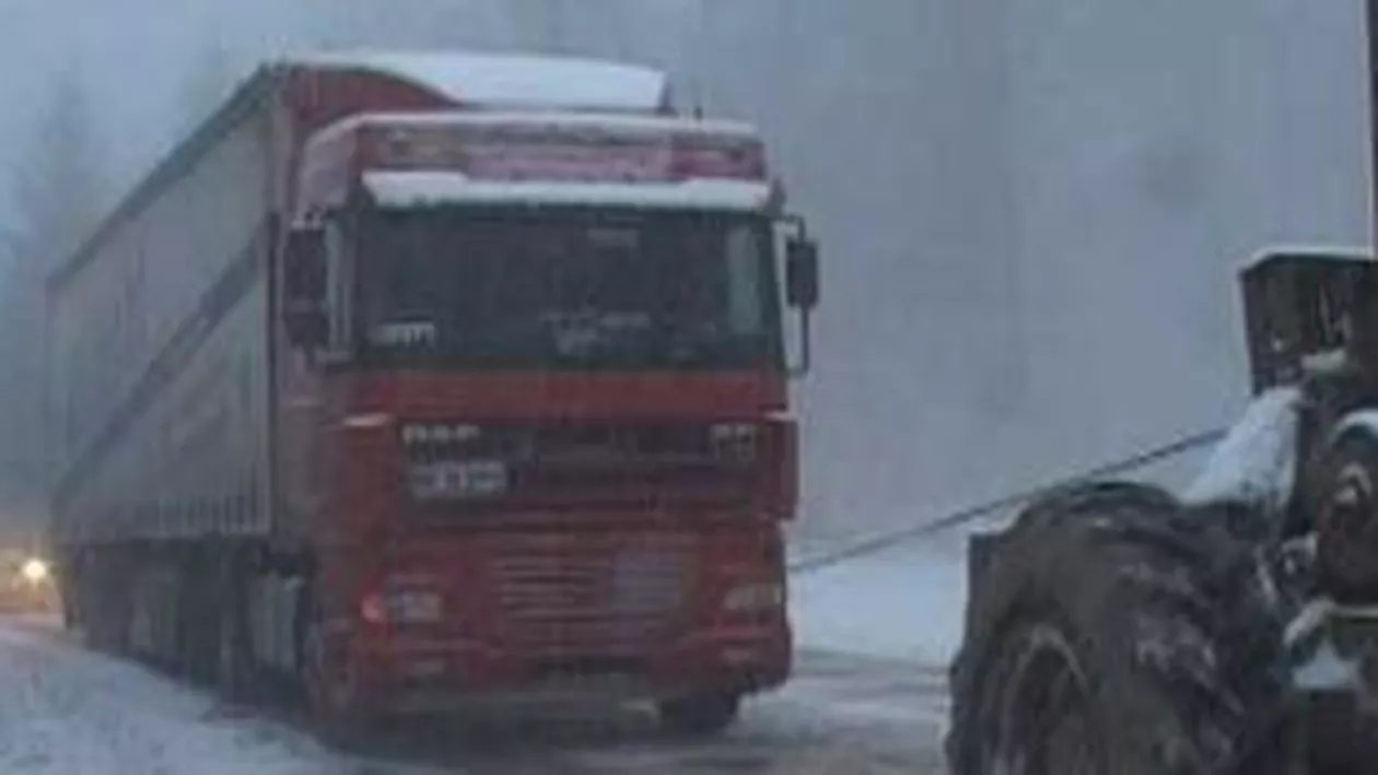 Trafic îngreunat pe DN1, în zona Piatra Craiului: Mai multe TIR-uri și utilaje de deszăpezire circulă cu dificultate din cauza ninsorii