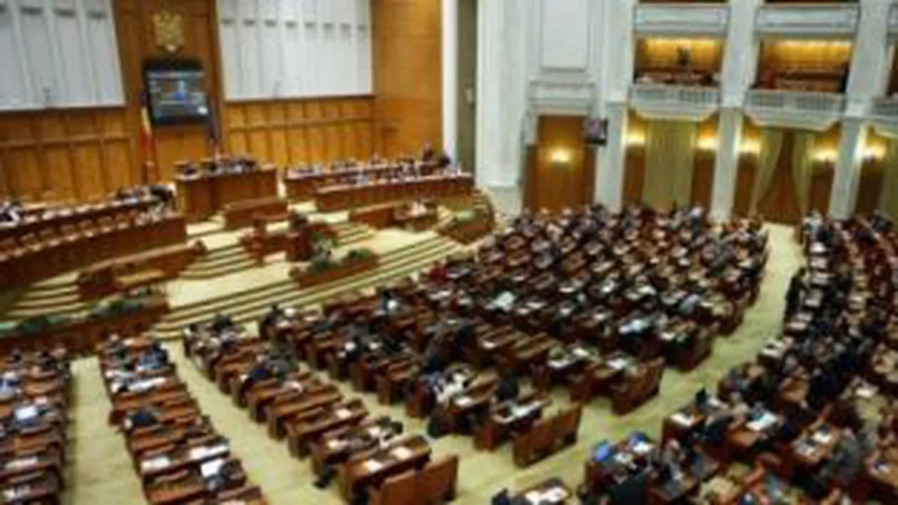 Moțiunea de cenzură "După 22 de ani, democraţia este în pericol", dezbătută și votată în Parlament