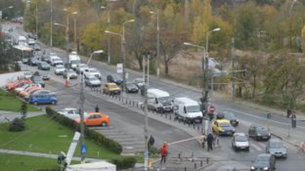 Traficul la ieșirea din Capitală și pe șase drumuri naționale, supravegheat din elicopter