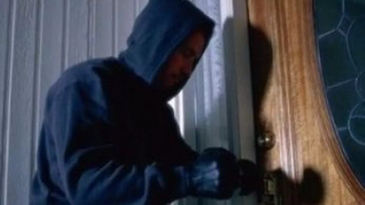 Suceava: Un bătrân a fost jefuit de colindători, după ce aceștia l-au strangulat