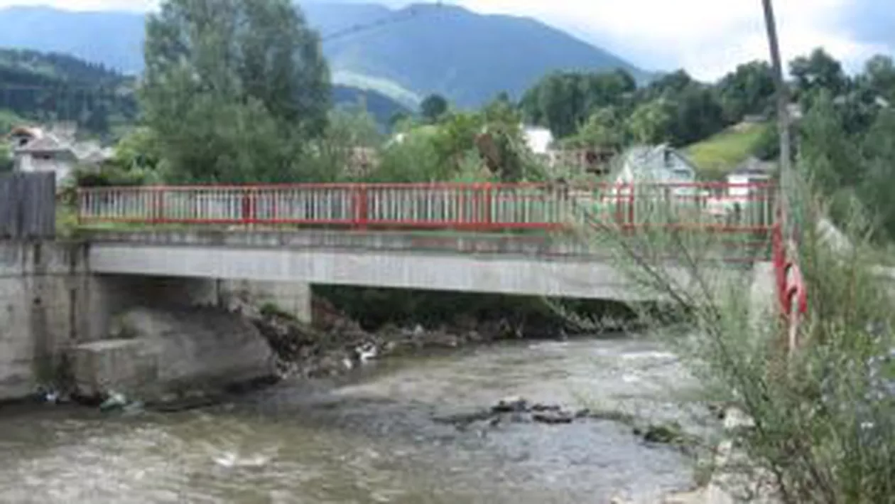 Suceava: Un bărbat a fost rănit, după ce a intrat cu mașina într-un cap de pod