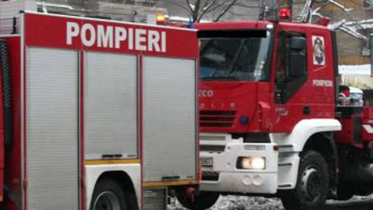 Iași: O femeie, care cântărea 150 de kilograme, transportată la spital de pompieri (VIDEO)