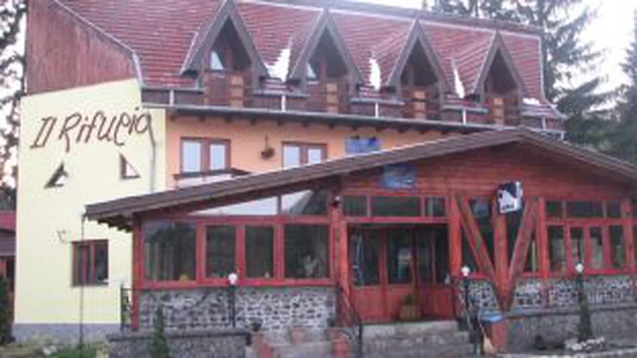 Panică într-o pensiune din Brădet: Șase turiști au fost evacuați din clădire după ce acoperișul a luat foc