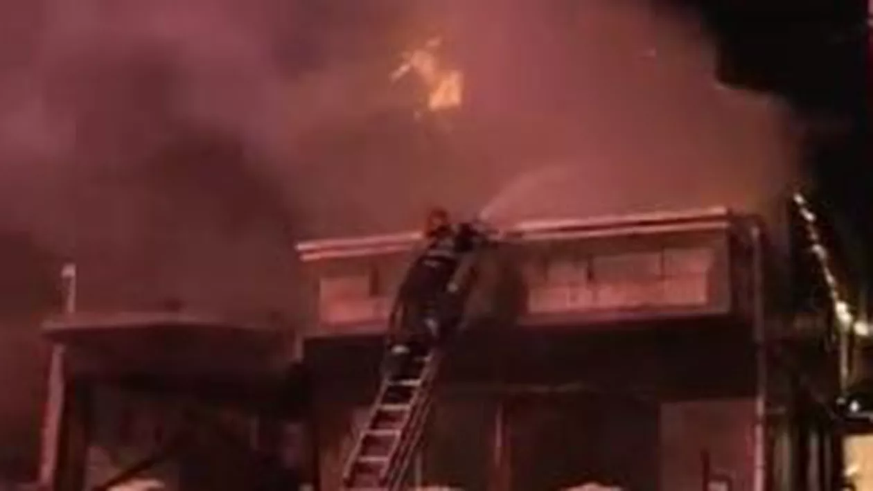 Incendiu de proporții la Târgoviște: Patru case au ars în urma unui scurtcircuit produs la rețeaua electrică a uneia din locuințe