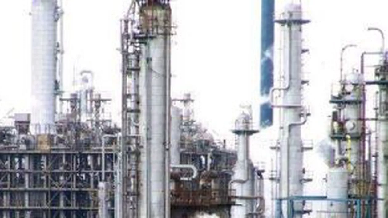 Prefectul județului Argeș: Statul român va prelua rafinăria Arpechim