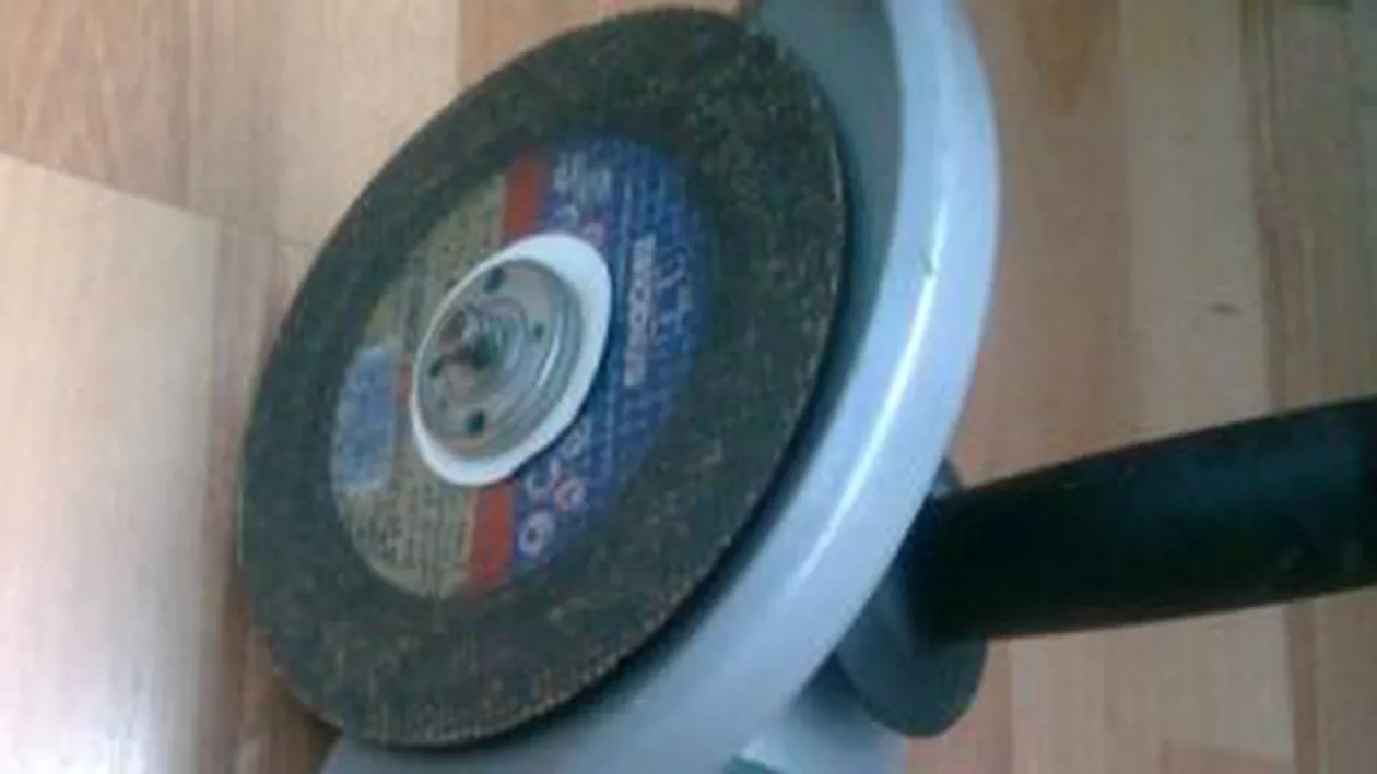 Un ieșean a ajuns la spital cu penisul amputat, după ce și l-a secționat cu un flex în timp ce tăia lemne