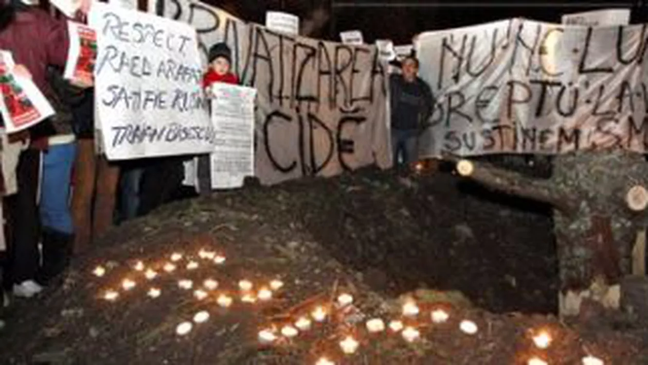 Târgu Mureș: 1.500 de persoane mărșăluiesc pentru a-l susține Raed Arafat. Circulație blocată în centru