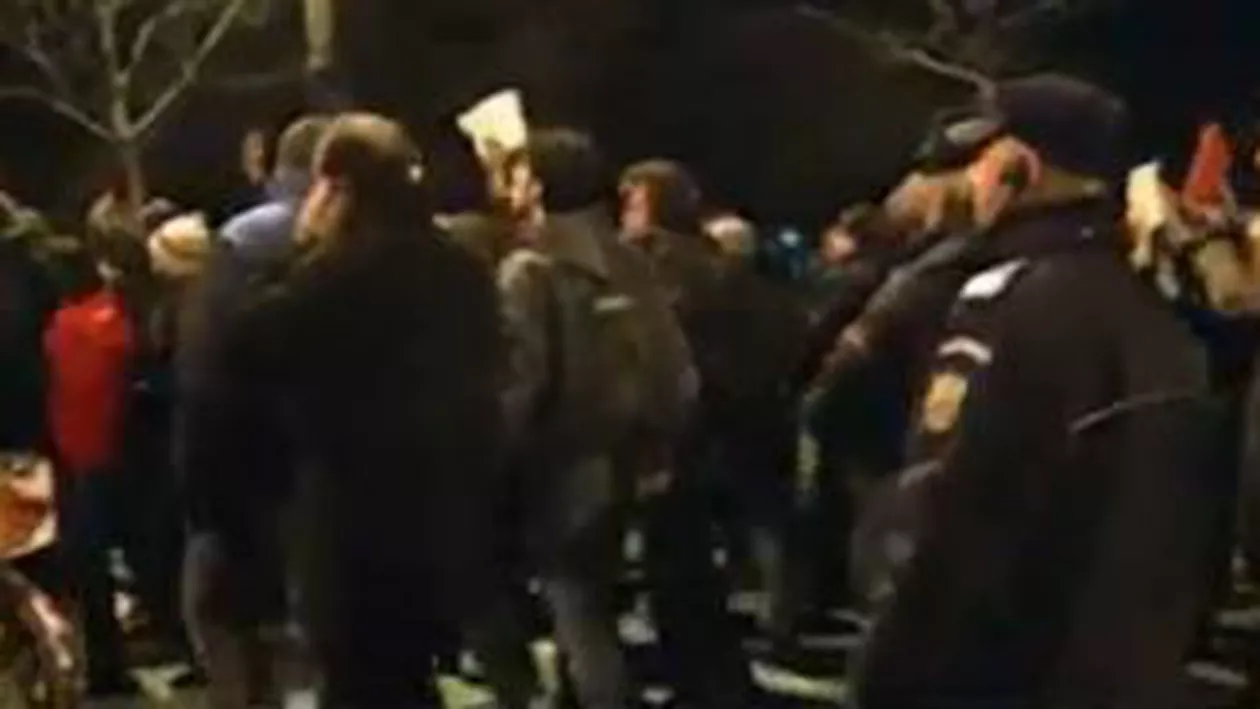 Sute de persoane au protestat la Palatul Cotroceni. Mai mulți membri PSD, îmbarcați la Târgoviște și trimiși la mitingul din Capitală
