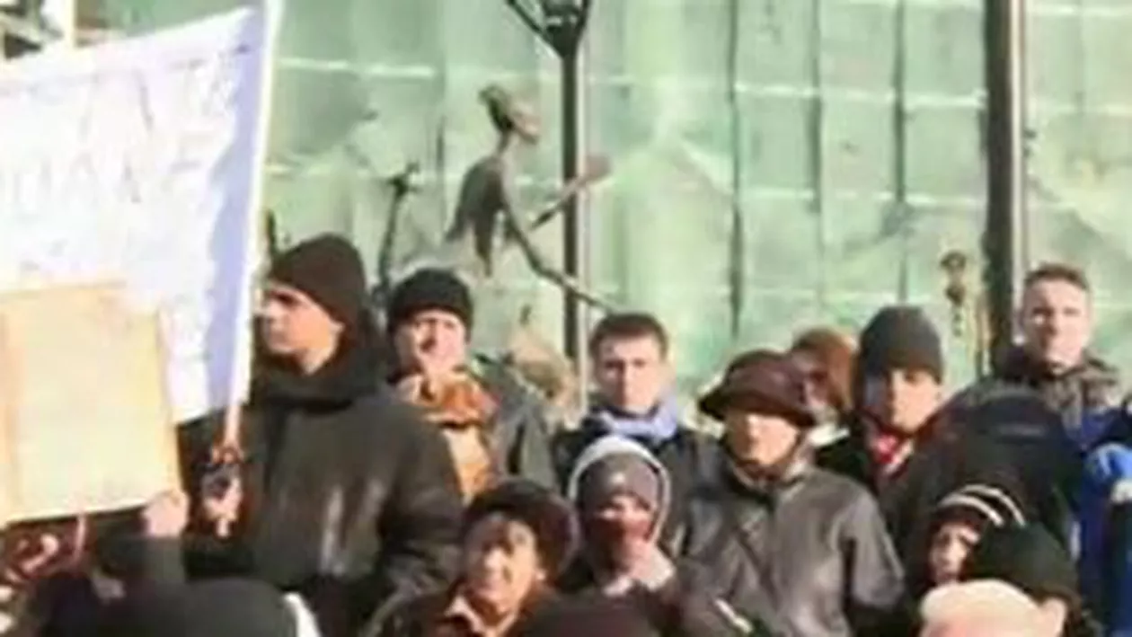 A treia zi de proteste: Peste 1.000 de persoane au participat la mitingul din fața Teatrului Național din București