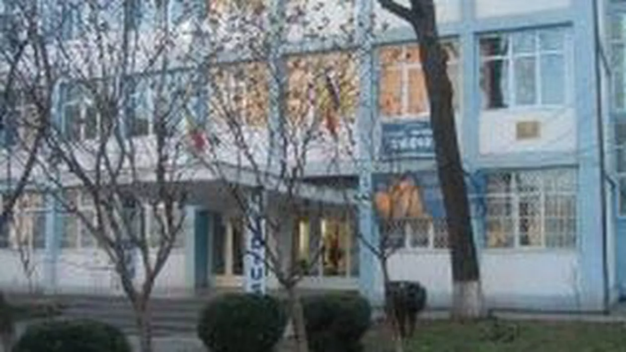Constanța: Tânărul care a căzut între două clădiri a fost scos cu ajutorul unor chingi, el fiind conștient și cooperant
