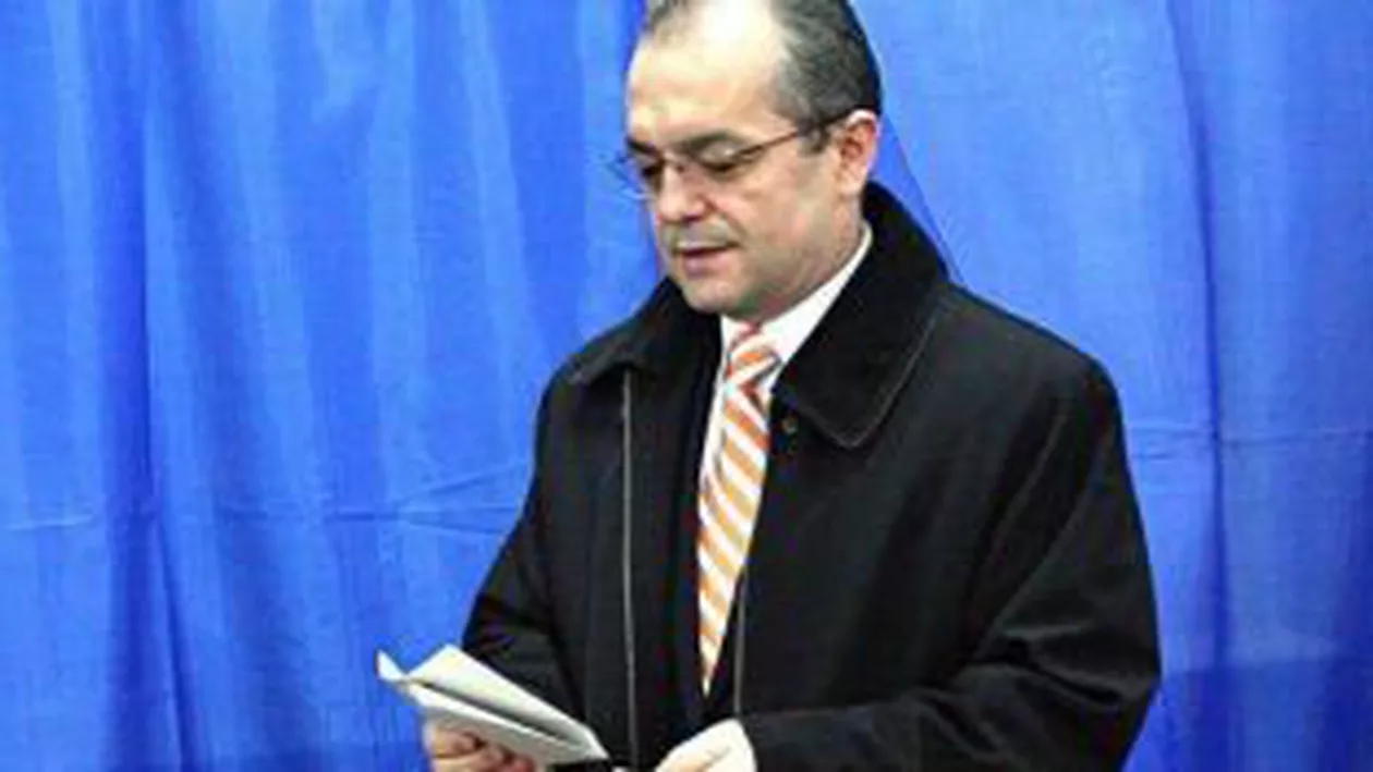 Emil Boc, în vizită la unul din jandarmii răniți la miting: „Dialogul este singura cale de rezolvare a problemelor, cărămizile nu sunt o soluție”