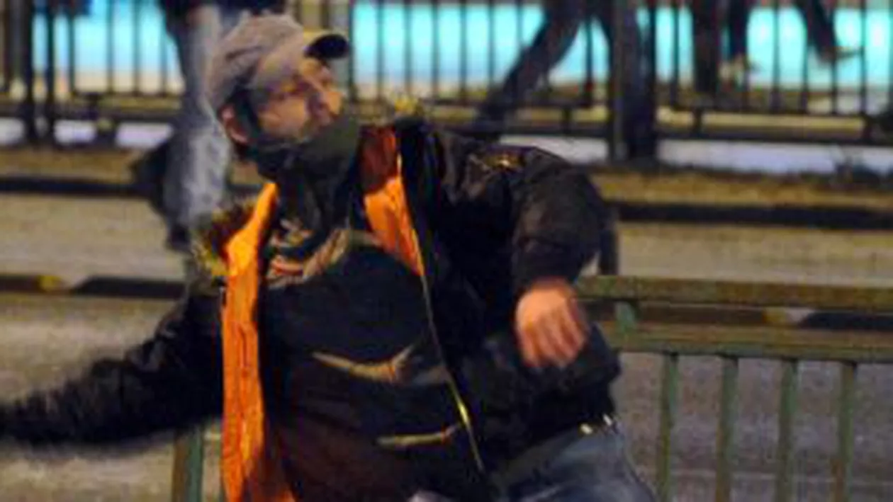 Îi recunoşti? VEZI imagini cu huliganii care au distrus centrul Capitalei (FOTO şi VIDEO)