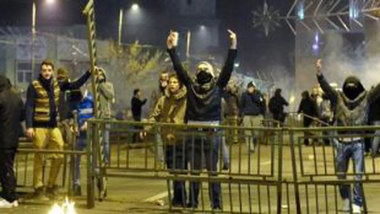 Protestele din România clatină încrederea investitorilor. Băncile străine își sfătuiesc clienții să renunțe la leu