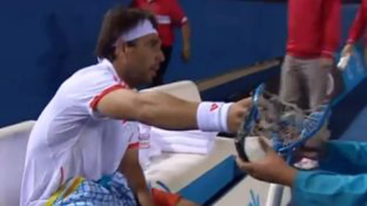 Și-a pierdut mințile la Australian Open: Un jucător a rupt patru rachete în 30 de secunde (VIDEO)