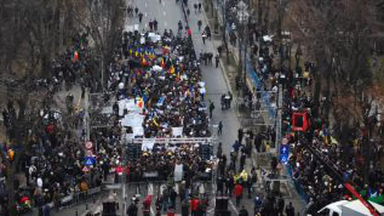 Proteste în Capitală: Liderii USL au ţinut discursuri la propriul miting. Sute de oameni, adunaţi în paralel la Universitate