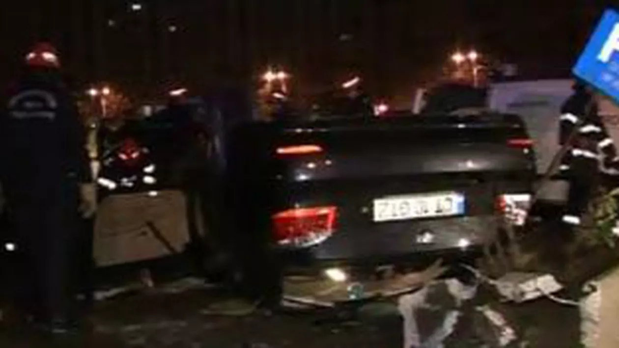 București: Două persoane au ajuns la spital după ce mașina în care se aflau s-a izbit de două autoturisme parcate și s-a răsturnat