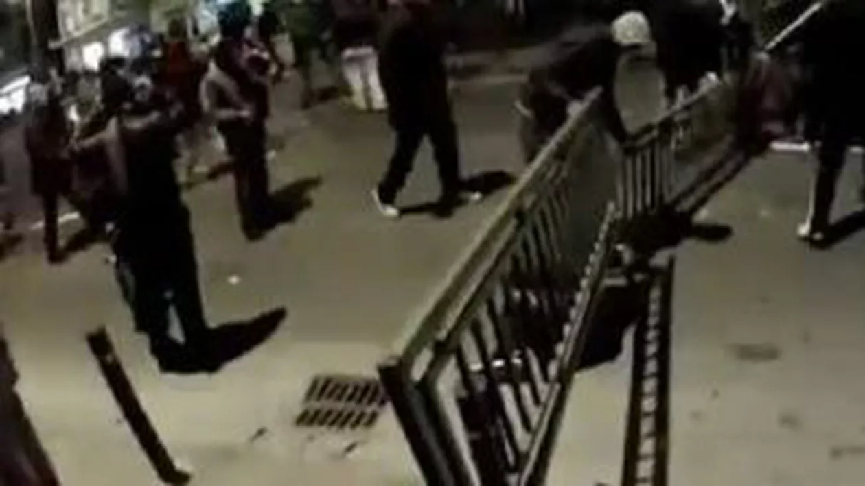 Protestul văzut de pe bicicletă: Un jurnalist a surprins un grup de manifestanți vandalizând centrul Capitalei (VIDEO)