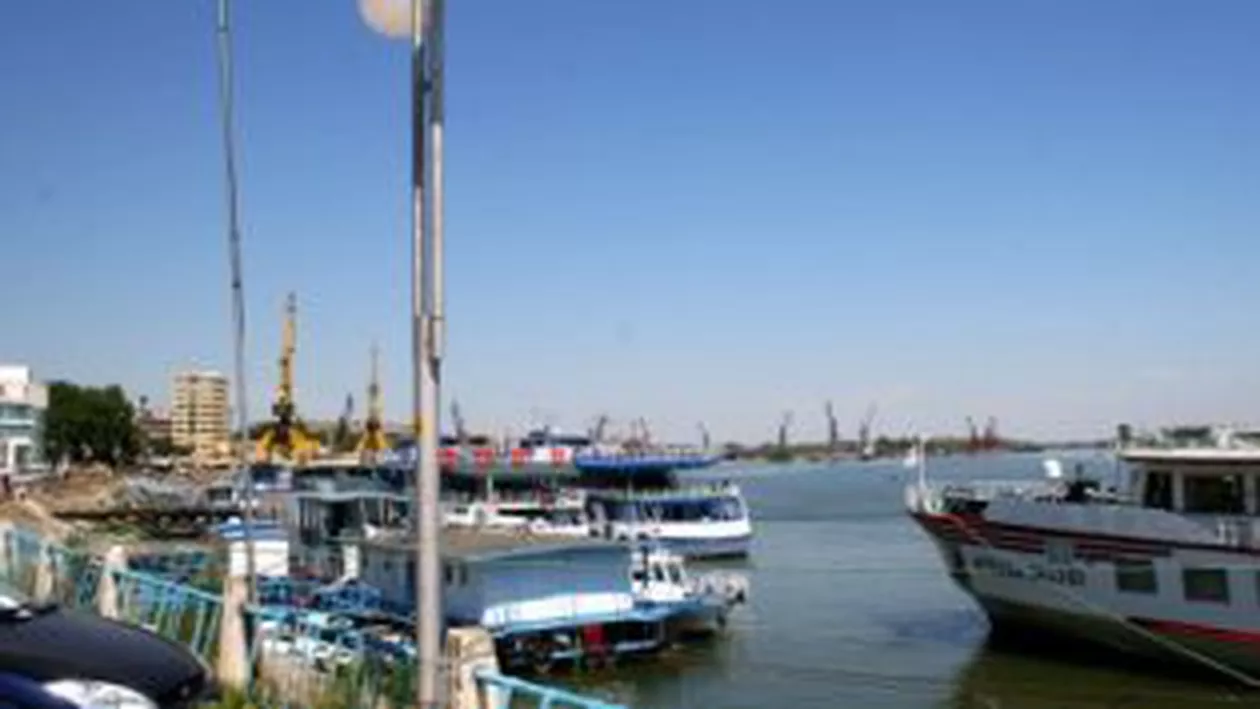 Trei șalupe s-au scufundat în Portul Tulcea din cauza ninsorilor