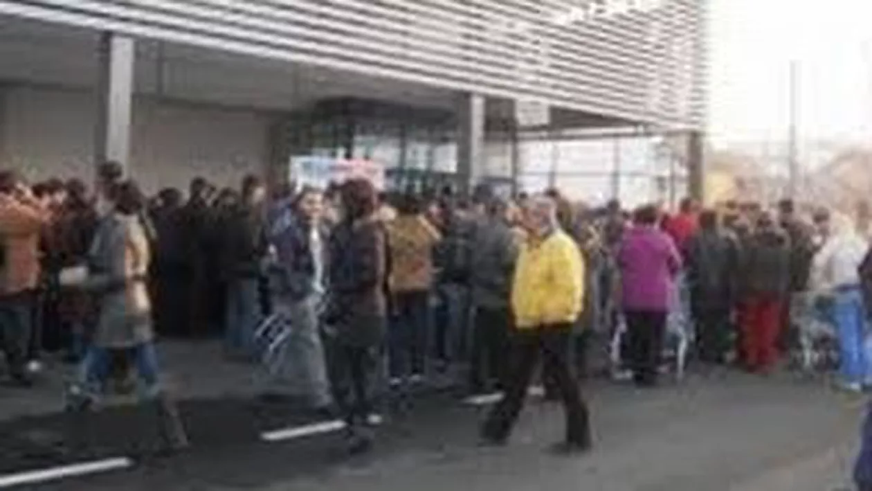 Înghesuială la promoții pentru tigăi și aspiratoare, la inaugurarea unui hipermarket din Craiova (VIDEO)